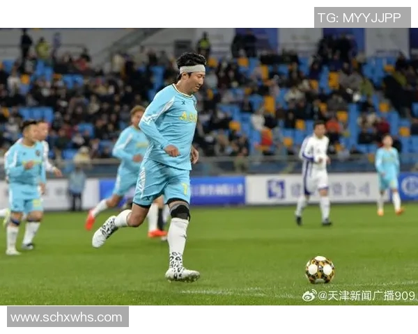 足球明星黑白临摹艺术作品展现球场魅力与激情的完美结合